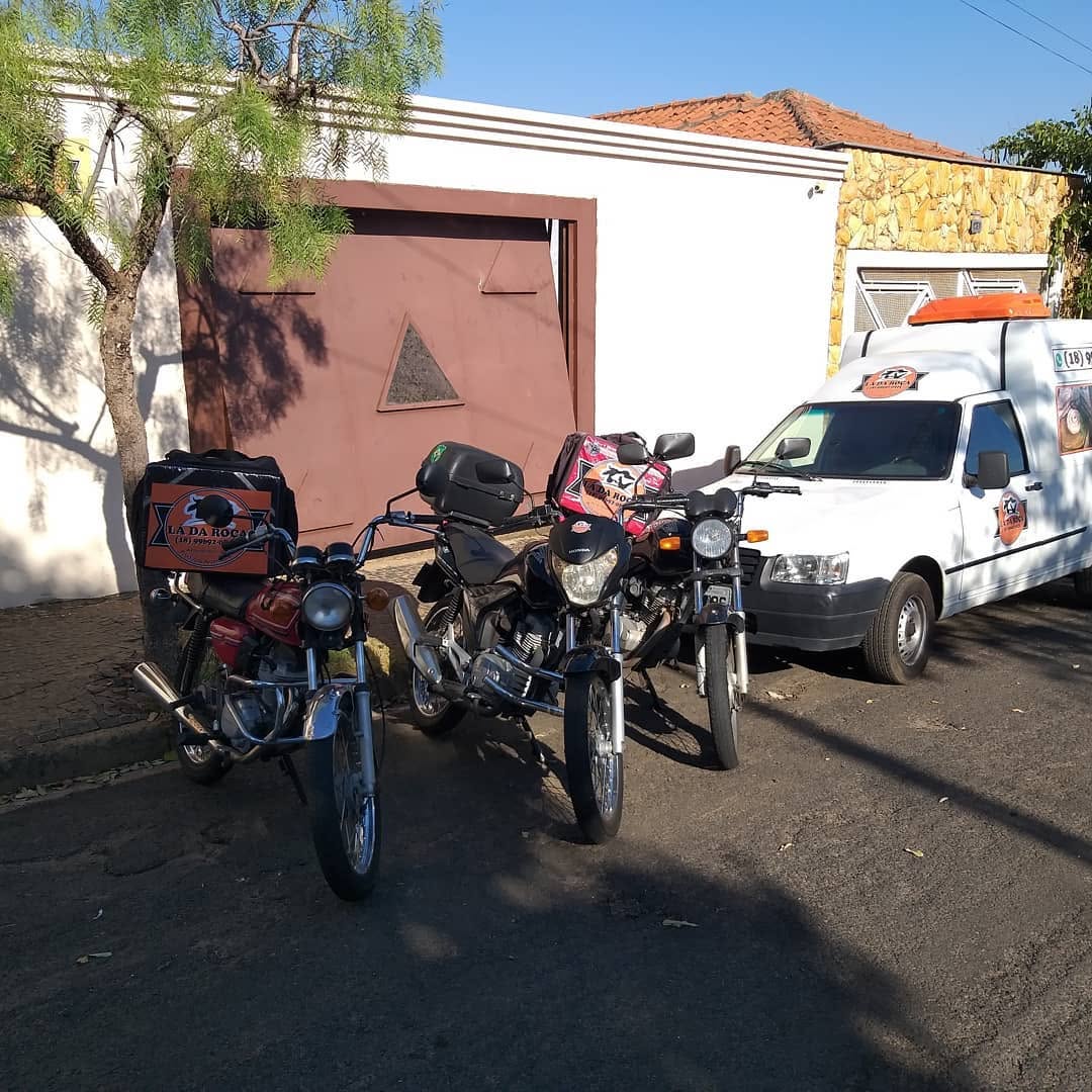 Frota de motos e veículo de entrega da Lá da Roça