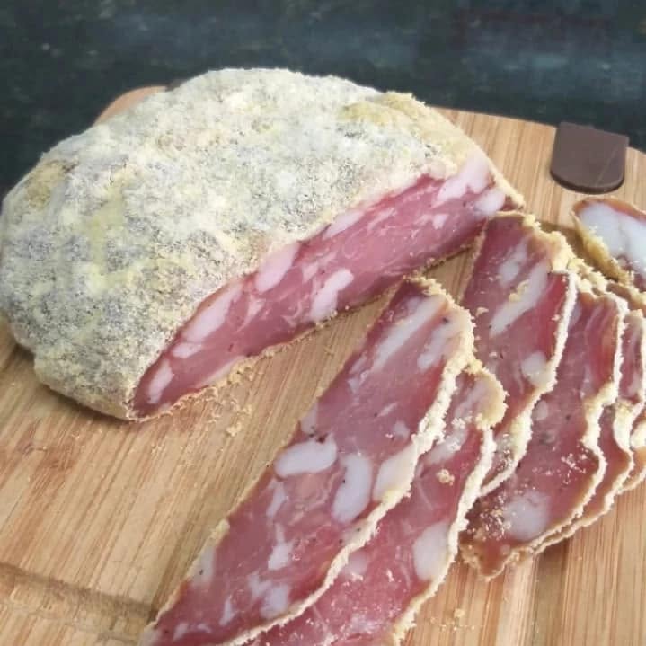 Pitina artesanal fatiada, com crosta de fubá de milho torrado