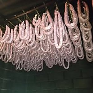 Linguicinha Seca No Defumador2 — produção artesanal Lá da Roça