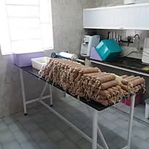 Producao De Salame2 — produção artesanal Lá da Roça
