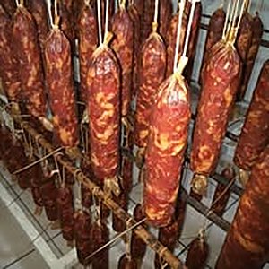 Salame Na Sala De Maturacao — produção artesanal Lá da Roça