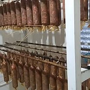Salame Na Sala De Maturacao1 — produção artesanal Lá da Roça