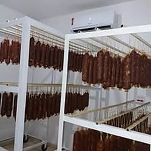 Salame Na Sala De Maturacao2 — produção artesanal Lá da Roça