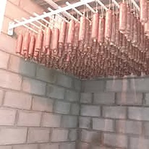 Salame No Defumador — produção artesanal Lá da Roça